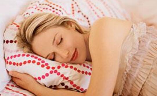 Femeile care dorm putin sunt predispuse la cancer